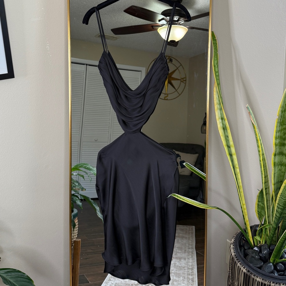 Elegant Black Cut-Out Dress - Picture 5 of 6